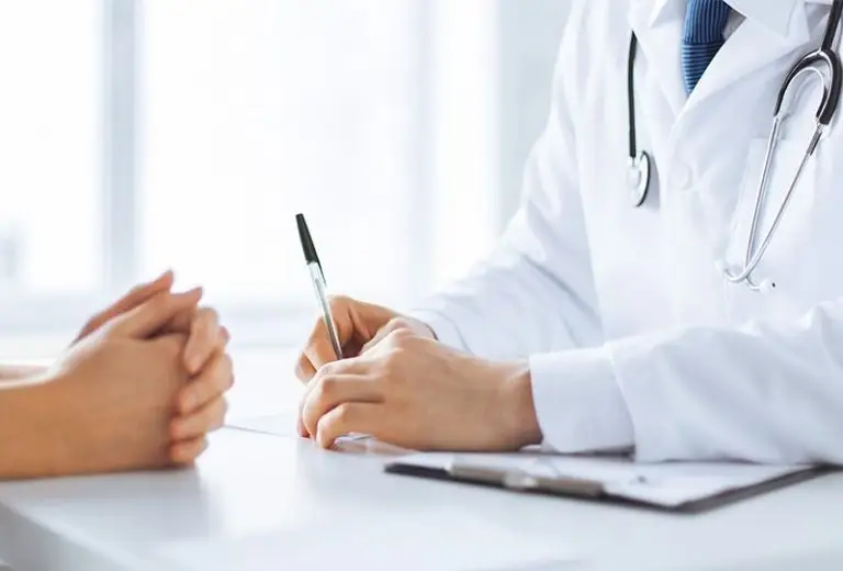 ¿Qué médico trata las hemorroides?