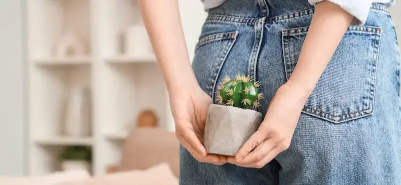 mujer con un cactus en la espalda
