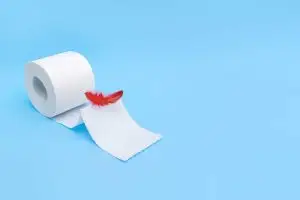 rollo de papel higiénico con una pluma roja encima