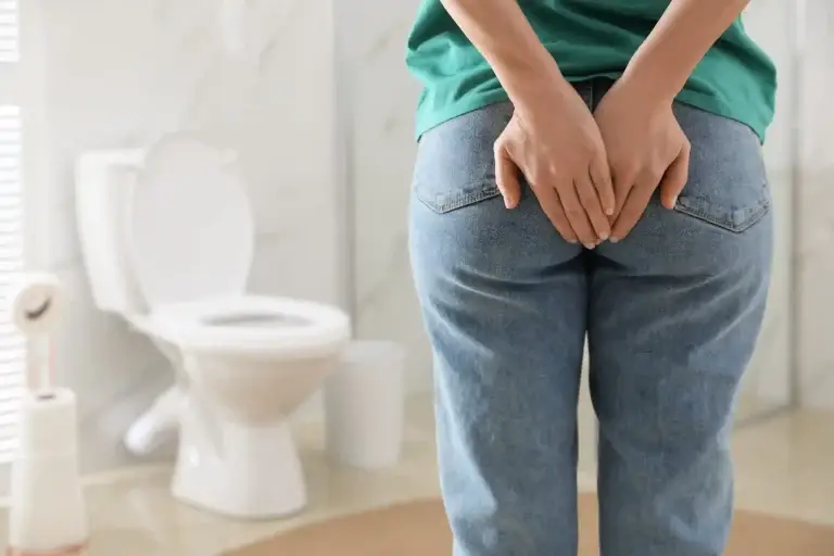 mujer tapandose el culo con las manos